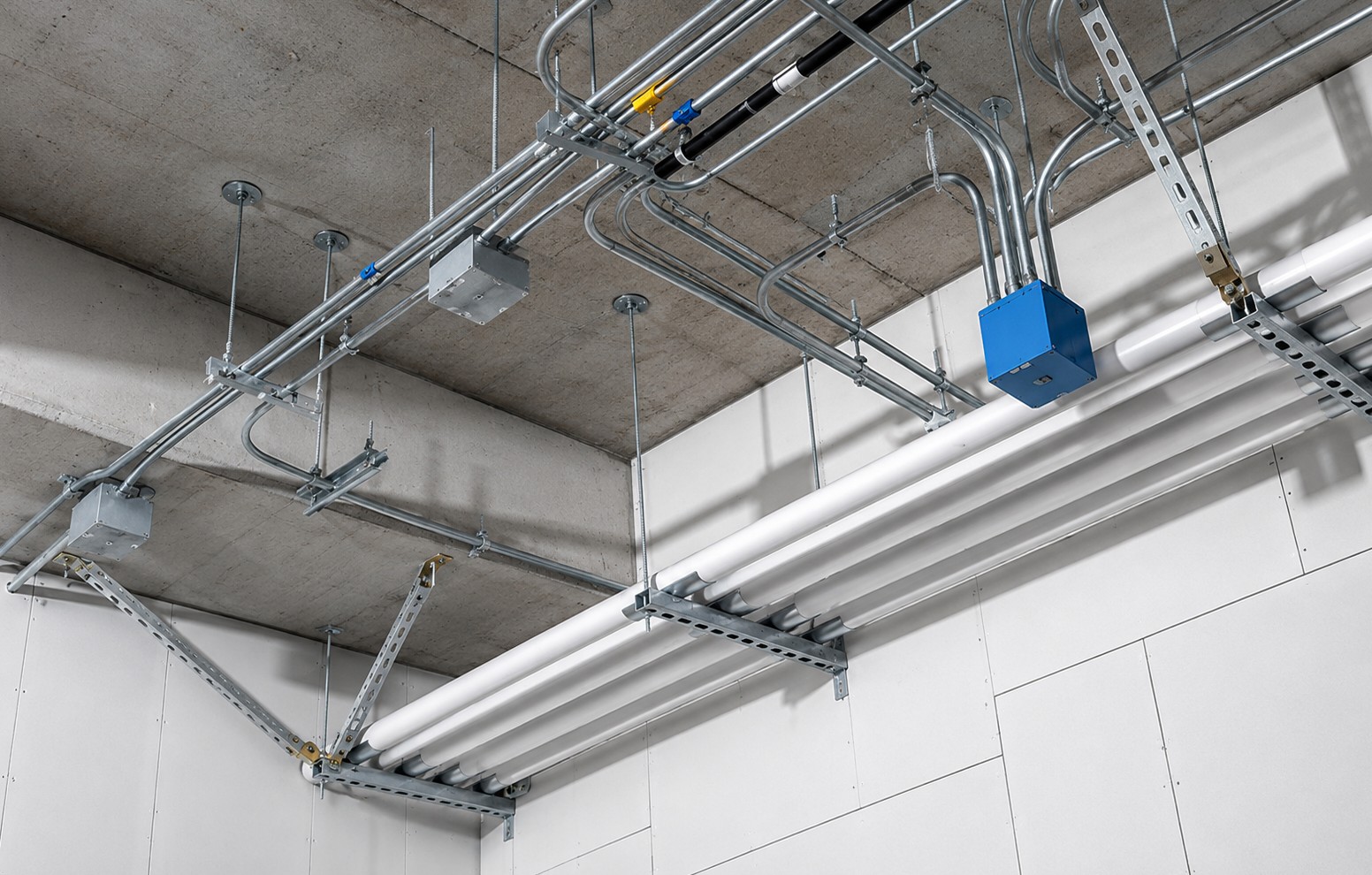 Seismic bracing for HVAC duct, piping and cable tray installed in a commercial building ceiling